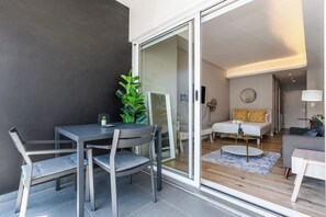 1 bedroom, in-room safe, iron/ironing board, Internet - Modern Retreat in CBD | Wifi + Balcony (Cape Town)