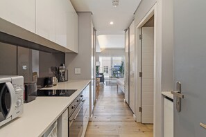 Jääkaappi, mikroaaltouuni, uuni, liesi