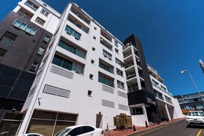 Exterior - Modern Retreat in CBD | Wifi + Balcony (Cape Town)