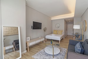 1 bedroom, in-room safe, iron/ironing board, Internet - Modern Retreat in CBD | Wifi + Balcony (Cape Town)