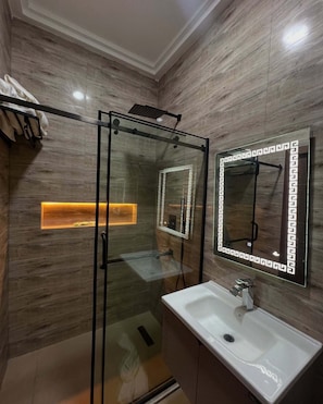 Habitació familiar, balcó, vistes a la ciutat | Bany | Articles de tocador gratuïts, assecador de cabells, tovalloles i sabó