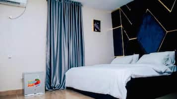 Habitació familiar, balcó, vistes a la ciutat | Escriptori, espai de treball apte per a portàtils i cortines opaques