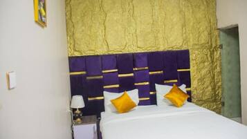 Habitació familiar, balcó, vistes a la ciutat | Escriptori, espai de treball apte per a portàtils i cortines opaques