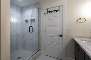 Hair dryer, towels, soap, toilet paper - Modern Two Story Bungalow Blocks from Downtown and MTSU Sleeps 10 (Murfreesboro)