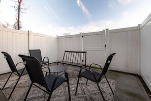 Terrace/patio - Modern Two Story Bungalow Blocks from Downtown and MTSU Sleeps 10 (Murfreesboro)