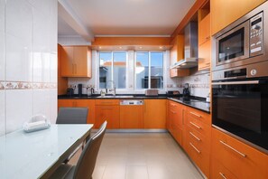 Fridge, microwave, oven, stovetop - Ponta Delgada Charm (Ponta Delgada)