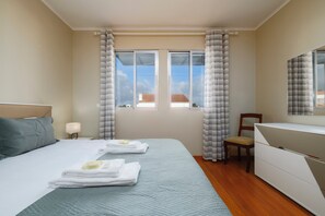 4 bedrooms, iron/ironing board, free WiFi, bed sheets - Ponta Delgada Charm (Ponta Delgada)