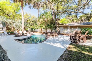 A heated pool - 3 Elderberry - Beach Bungalow, 4 B/3B  South Forest Beach- Private Pool! (Hilton Head Island)