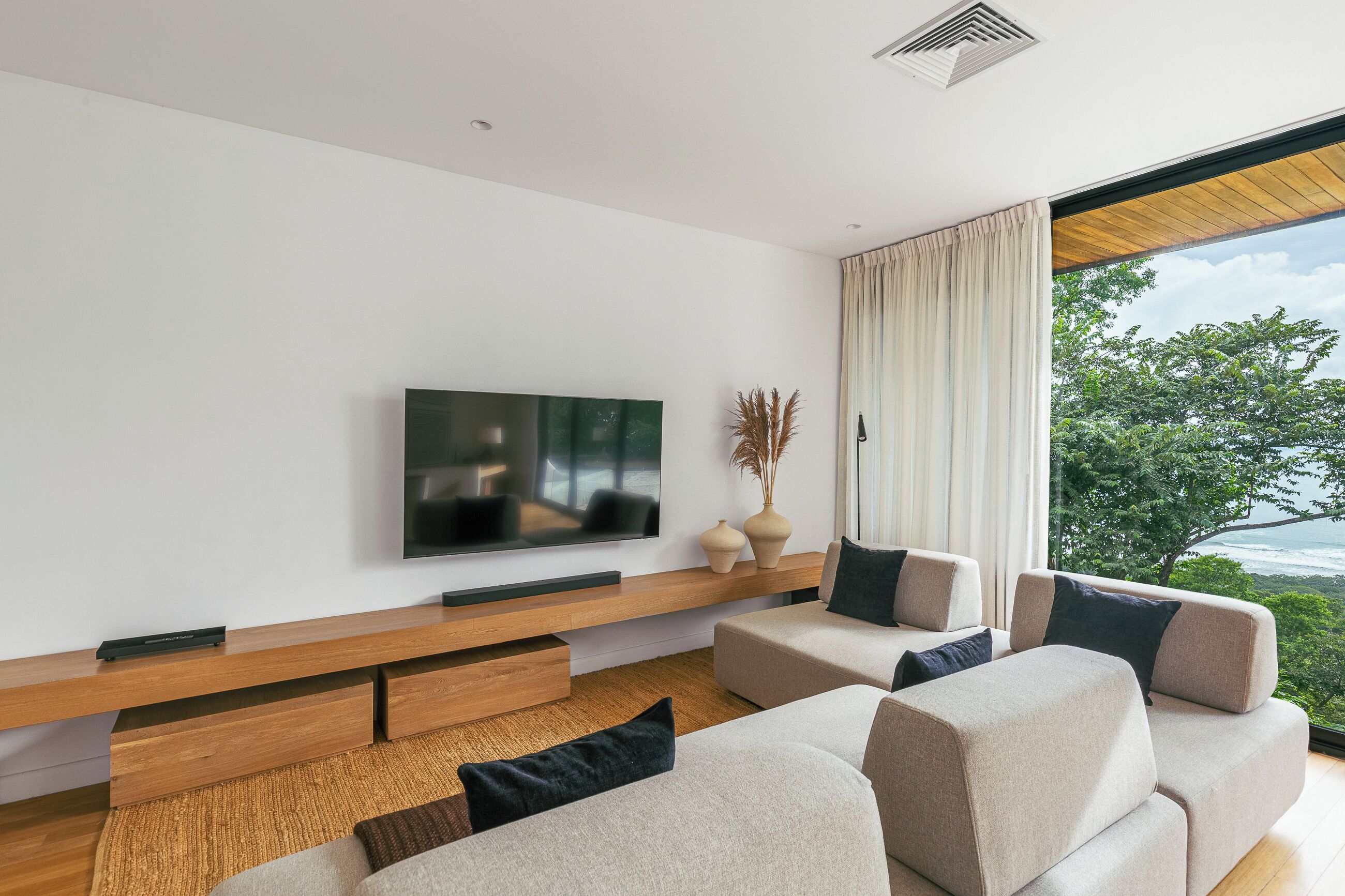 Una Smart TV, una chimenea, libros, un reproductor estéreo