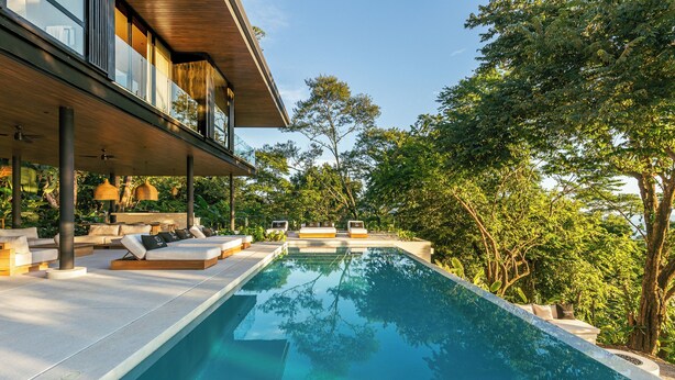 Una piscina al aire libre