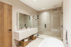Shower, jetted bath, hair dryer, bidet - Tenowi Villa - Exclusive Oceanview Jungle Estate (Playa Carmen)