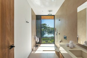 Regadera, tina de hidromasaje, secadora de cabello, bidet 