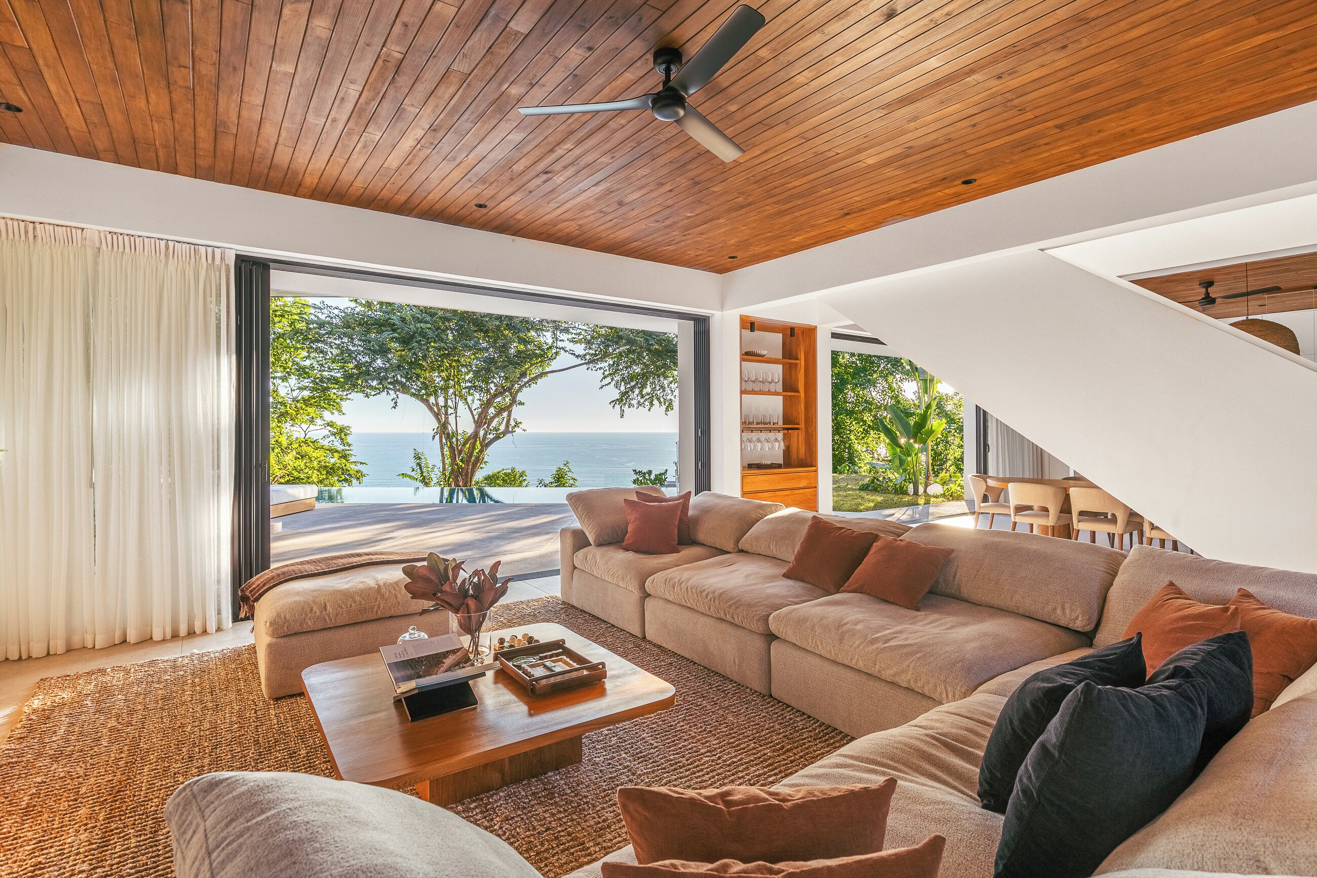 Smart-TV, peis, bøker og stereoanlegg