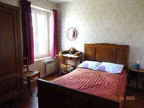 Iron/ironing board, Internet, bed sheets - Country vacation home with enclosed courtyard (Lurais)