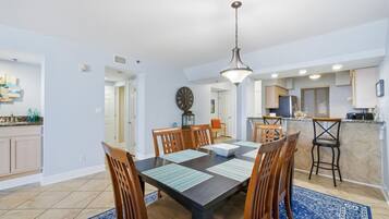 Condo, 1 Queen Bed with Sofa bed (Broadmoor 102) | Dining