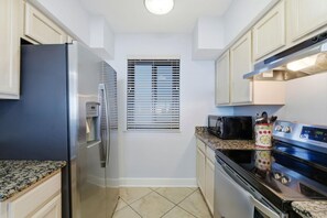 公寓客房, 1 張加大雙人床和 1 張沙發床 (Broadmoor 102) | 私人廚房 | 烤箱、烤麵包機