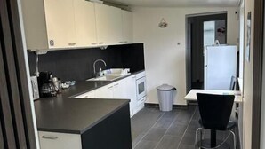 Full-sized fridge, microwave, oven, stovetop