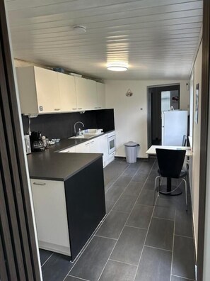 Køleskab/fryser i fuld størrelse, mikrobølgeovn, ovn, kogeplade