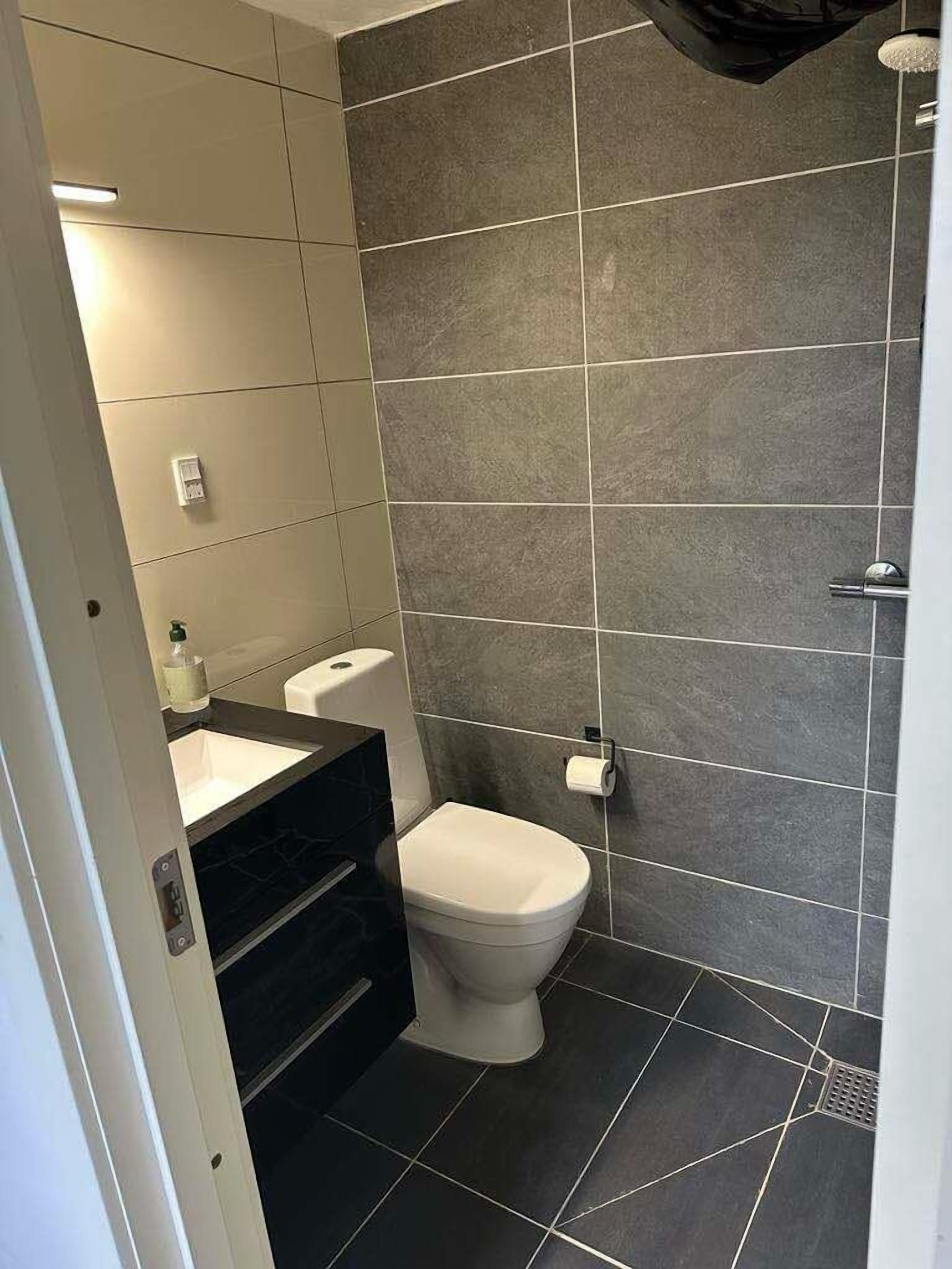 Comfort-værelse - terrasse | Badeværelse | Bruser, hårtørrer, håndklæder, Toiletpapir