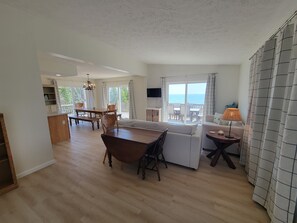 TV, DVD player, table football - Beaver Island - The Shorebird (Beaver Island)