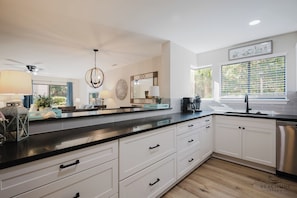 Jääkaappi, mikroaaltouuni, uuni, liesi