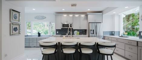 Refrigerador, microondas, horno y parrilla de estufa