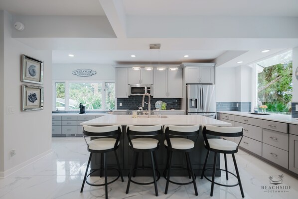 Fridge, microwave, oven, stovetop - 10 Flamingo St - Forest Beach Serenity, Short Walk to the Beach 3Be 2Ba (Hilton Head Island)