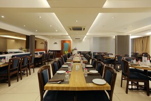 2 restaurants, Regional cuisine - Hotel Prince  (Bhuj)