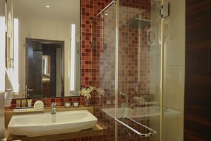 Combined shower/bathtub, hair dryer, slippers, towels - Hotel Prince  (Bhuj)