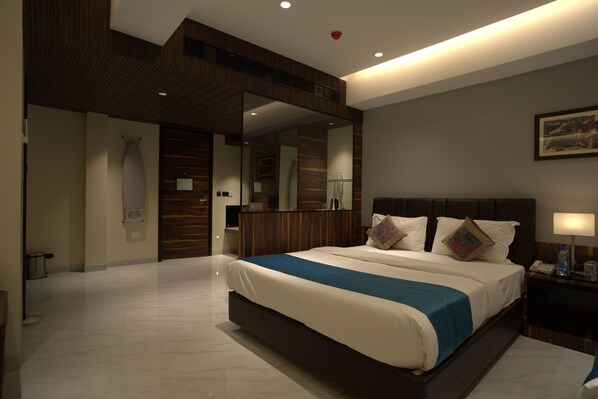 خزنة داخل الغرفة ومكتب ومساحة عمل للكمبيوتر المحمول وتجهيزات عازلة للصوت