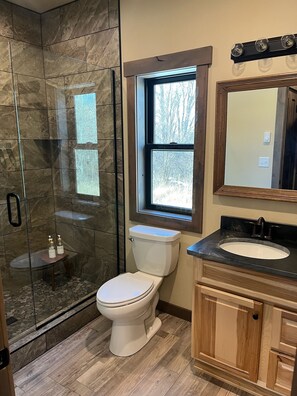 Doccia, asciugacapelli, asciugamani, sapone