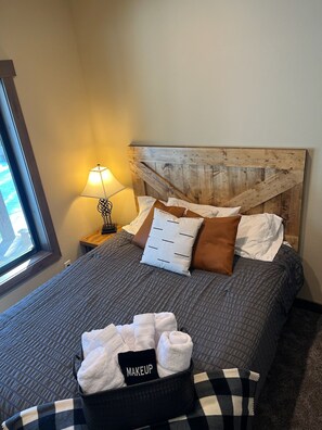 2 bedrooms, free WiFi, bed sheets - Welcome to Copperhead Cabin (Carmen)