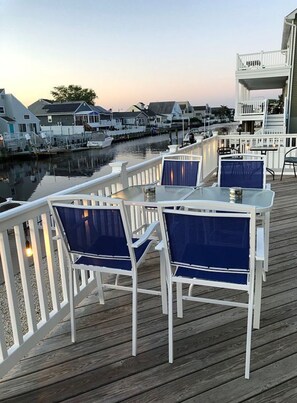 Outdoor dining - Waterfront Oasis Heated Pool, Dock & Outdoor Fun. 3 miles to LBI beaches! (Stafford Township)