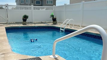 Una piscina al aire libre, una piscina climatizada