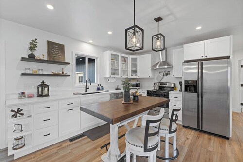 3 bed,2 bath Garage Luxury & Private Turf Yard