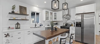 3 bed,2 bath Garage Luxury & Private Turf Yard