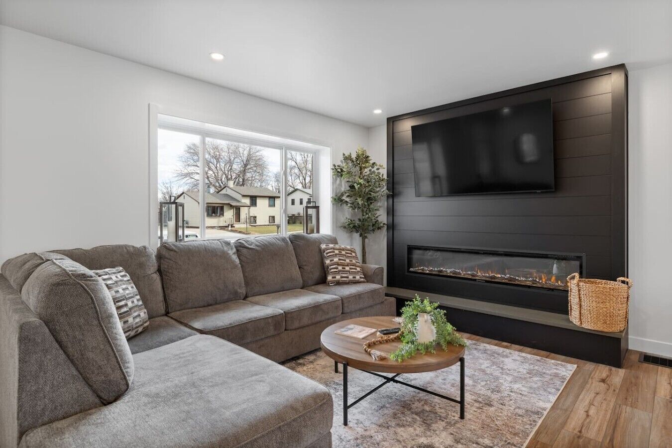 TV, fireplace