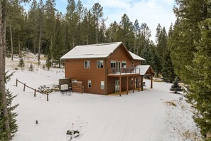 Exterior - Cozy Cabin: Private Hot Tub, Starlink & Nature (Nemo)