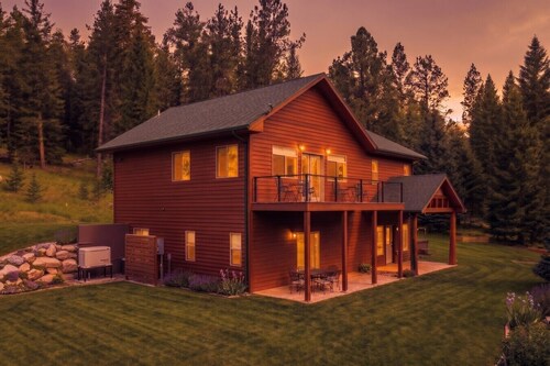 Cozy Cabin: Private Hot Tub, Starlink & Nature