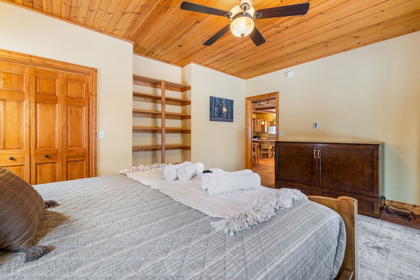 Desk, iron/ironing board, WiFi, bed sheets