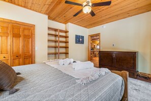 Desk, iron/ironing board, WiFi, bed sheets - Cozy Cabin: Private Hot Tub, Starlink & Nature (Nemo)