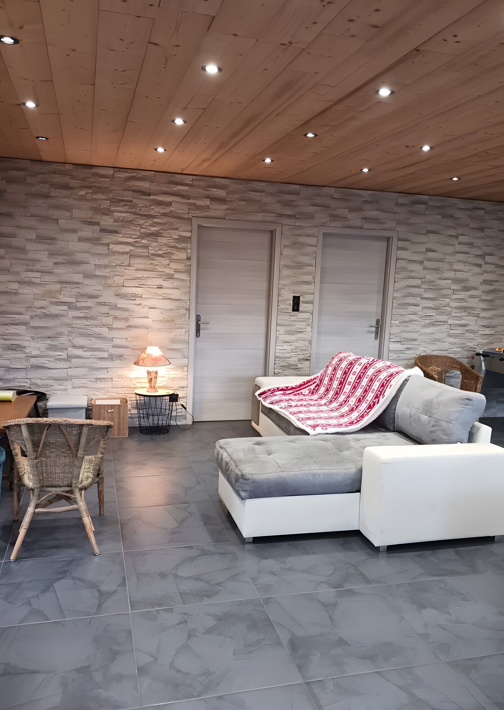 Télévision, table de tennis de table, chaîne hi-fi