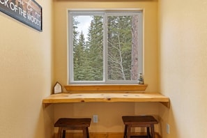 Interior - Studio, secluded, HOT TUB, Couples Perfect Getaway (Nemo)