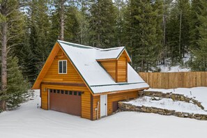 Exterior - Studio, secluded, HOT TUB, Couples Perfect Getaway (Nemo)