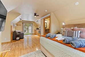 WiFi, bed sheets - Studio, secluded, HOT TUB, Couples Perfect Getaway (Nemo)