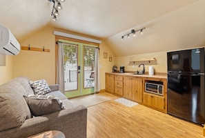 TV - Studio, secluded, HOT TUB, Couples Perfect Getaway (Nemo)
