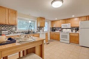 Coffee/tea maker, fridge, microwave, oven