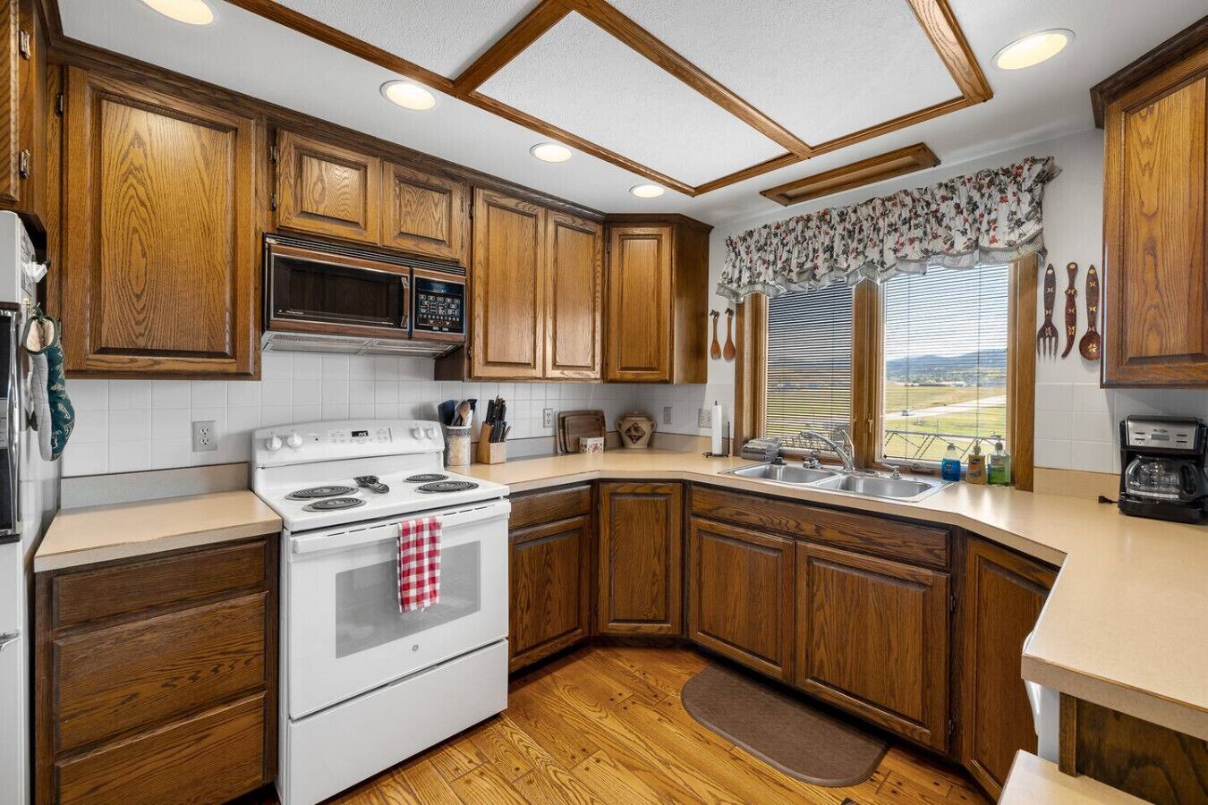 Coffee/tea maker, fridge, microwave, oven