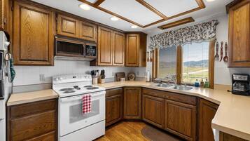 Coffee/tea maker, fridge, microwave, oven