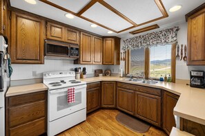 冷蔵庫、電子レンジ、オーブン、コンロ